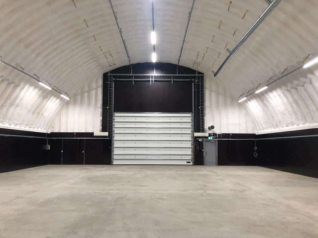 Lämmin halli, lämmin konehalli, lämmin varastohalli.