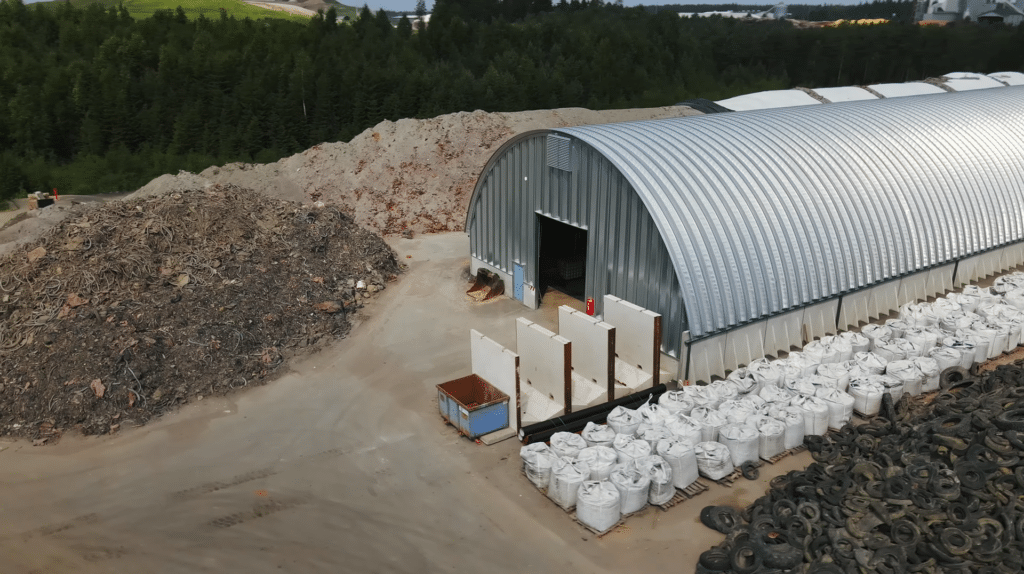 Varastohalli kiviaineksen ja maa-aineksen varastointiin.