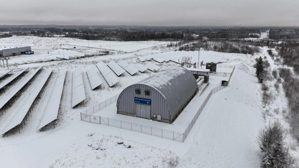 Sähkövarasto kaarihallissa